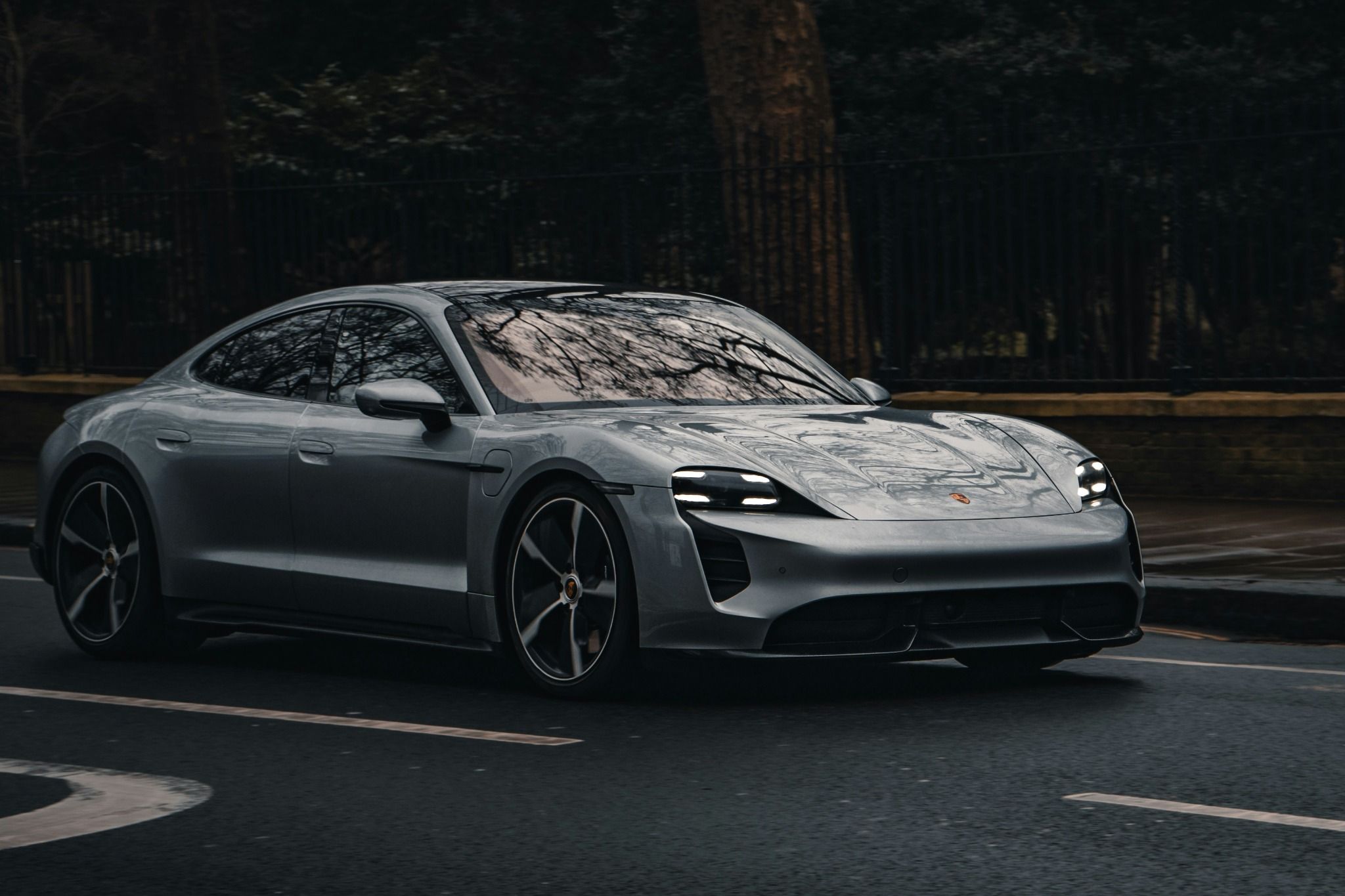 Auto deportivo gris nardo